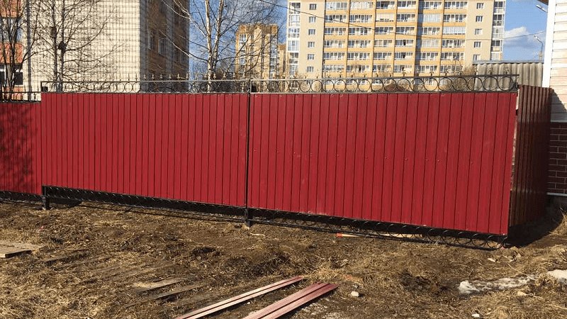 Распашные ворота с профнастилом и кованым декором, Дырнос